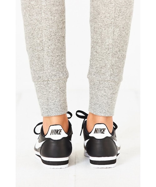 NIKE（ナイキ）の「Nike Classic Cortez Sneaker（スニーカー・レディース・Black/White・5/6/6.5/7/7.5/8/8.5/9/9.5/10）」の4枚目の写真