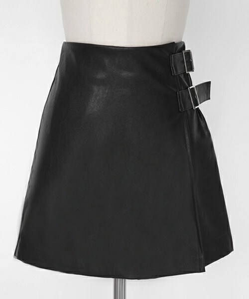DHOLIC（ディーホリック）の「フェイクレザーバックルミニスカート（スカート・レディース・ピンクベージュ/ブラック・S/M）」の2枚目の写真