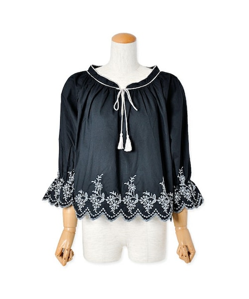 flower（フラワー）の「ameria emb top ～ｱﾒﾘｱｴﾝﾌﾞﾛｲﾀﾞﾘｰﾄｯﾌﾟ（シャツ/ブラウス・レディース・white/navy・FREE）」の2枚目の写真