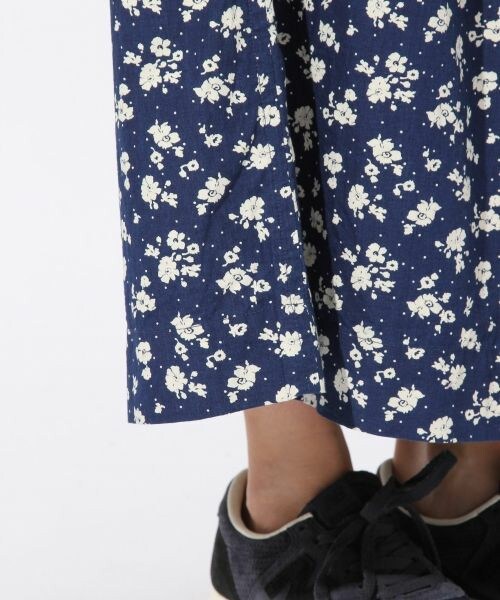 niko and...（ニコアンド）の「ichi インディゴ花パンツ（パンツ・ネイビー・F）」の9枚目の写真