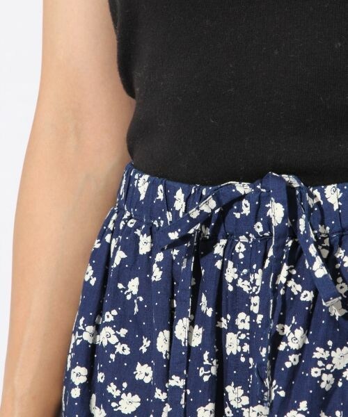 niko and...（ニコアンド）の「ichi インディゴ花パンツ（パンツ・ネイビー・F）」の6枚目の写真