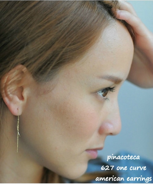 pinacoteca（ピナコテーカ）の「ピナコテーカ 627 ワンカーブ シンプル チェーン アメリカン ピアス（ピアス（両耳用）・レディース・ゴールド・Free）」の2枚目の写真