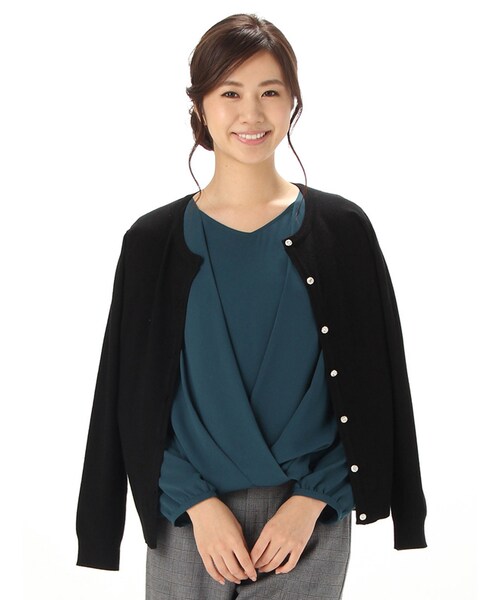 Honeys(ハニーズ)の「ビジュー釦クルーカーデ(カーディガン・レディース・アイボリー/クロ/コン/アカ/ベージュ/ブルー/杢グレー/ピンク/ベージュ×クロ・M/L)」の3枚目の写真