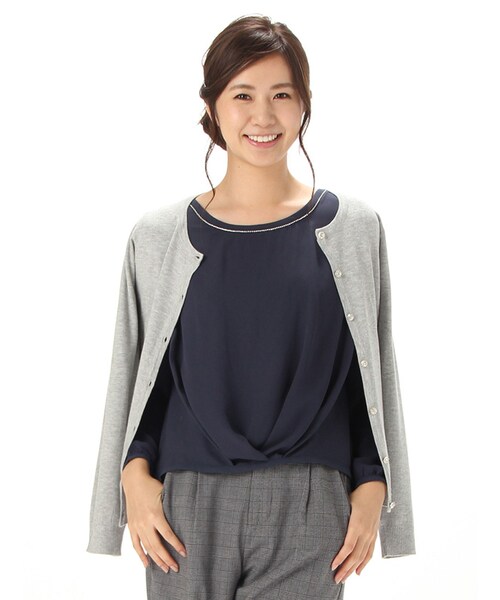 Honeys(ハニーズ)の「ビジュー釦クルーカーデ(カーディガン・レディース・アイボリー/クロ/コン/アカ/ベージュ/ブルー/杢グレー/ピンク/ベージュ×クロ・M/L)」の4枚目の写真