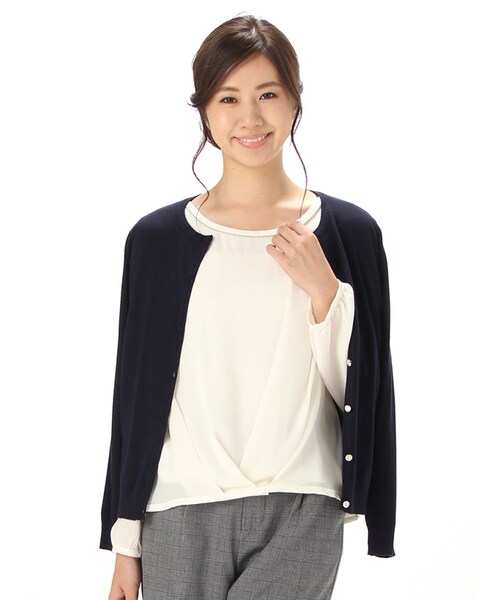 Honeys(ハニーズ)の「ビジュー釦クルーカーデ(カーディガン・レディース・アイボリー/クロ/コン/アカ/ベージュ/ブルー/杢グレー/ピンク/ベージュ×クロ・M/L)」の7枚目の写真