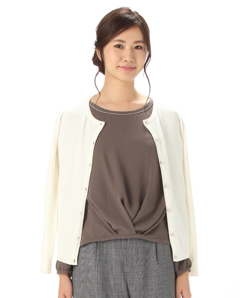 Honeys(ハニーズ)の「ビジュー釦クルーカーデ(カーディガン・レディース・アイボリー/クロ/コン/アカ/ベージュ/ブルー/杢グレー/ピンク/ベージュ×クロ・M/L)」の2枚目の写真