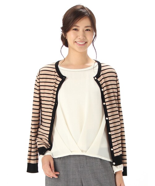 Honeys(ハニーズ)の「ビジュー釦クルーカーデ(カーディガン・レディース・アイボリー/クロ/コン/アカ/ベージュ/ブルー/杢グレー/ピンク/ベージュ×クロ・M/L)」の6枚目の写真