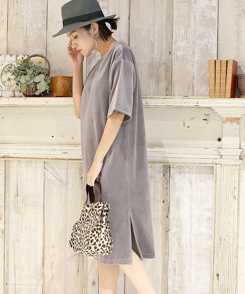 Bou Jeloud（ブージュルード）の「ハイネックベロアワンピース（ワンピース・レディース・ベージュ/グレー/ネイビー・38）」の2枚目の写真