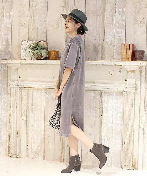 Bou Jeloud（ブージュルード）の「ハイネックベロアワンピース（ワンピース・レディース・ベージュ/グレー/ネイビー・38）」の17枚目の写真