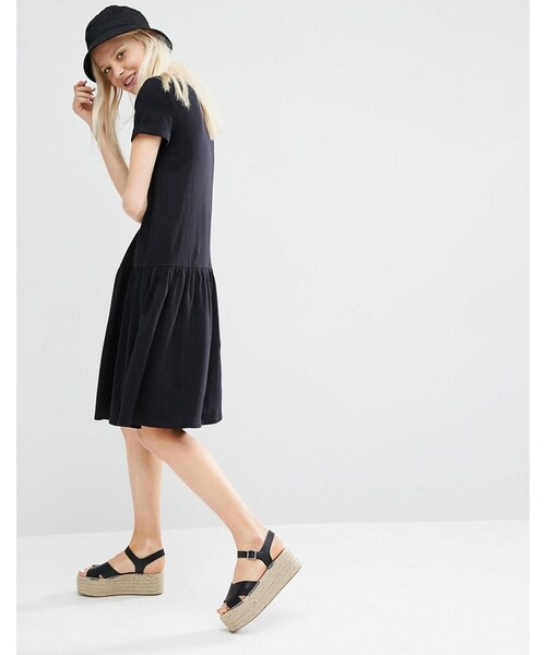 MONKI（モンキ）の「Monki Drop Hem T-Shirt Dress（ワンピース・レディース・Black・US 10/US 4）」の2枚目の写真