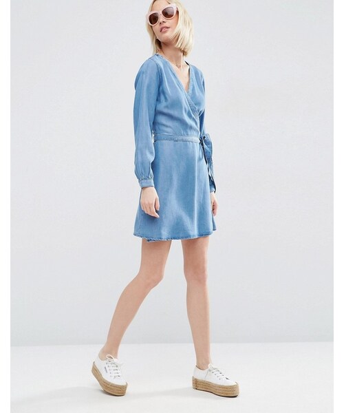 asos（エイソス）の「ASOS Denim Soft Wrap Mini Dress in Mid Wash（ワンピース・レディース・Blue・US 6/US 0/US 4/US 10/US 8/US 2）」の3枚目の写真