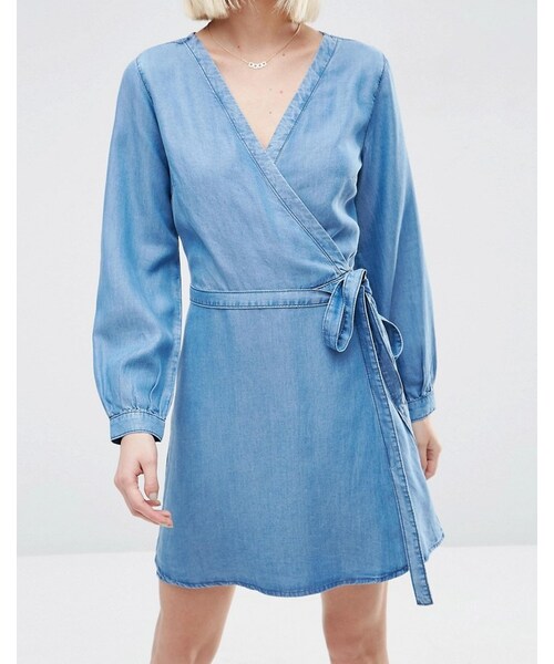 asos（エイソス）の「ASOS Denim Soft Wrap Mini Dress in Mid Wash（ワンピース・レディース・Blue・US 6/US 0/US 4/US 10/US 8/US 2）」の2枚目の写真