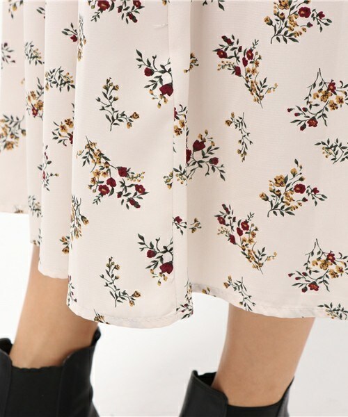 archives（アルシーヴ）の「花柄ロングガウンワンピース（ワンピース・レディース・オフホワイト/ブラウン/ネイビー・MEDIUM）」の10枚目の写真