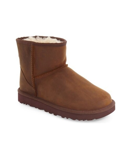 UGG（アグ）の「UGG ® Australia Classic Mini Water Resistant Boot (Women)（ブーツ・レディース・Black/Brown・Regular 10 M/Regular 11 M/Regular 5 M/Regular 6 M/Regular 7 M/Regular 8 M/Regular 9 M）」の2枚目の写真