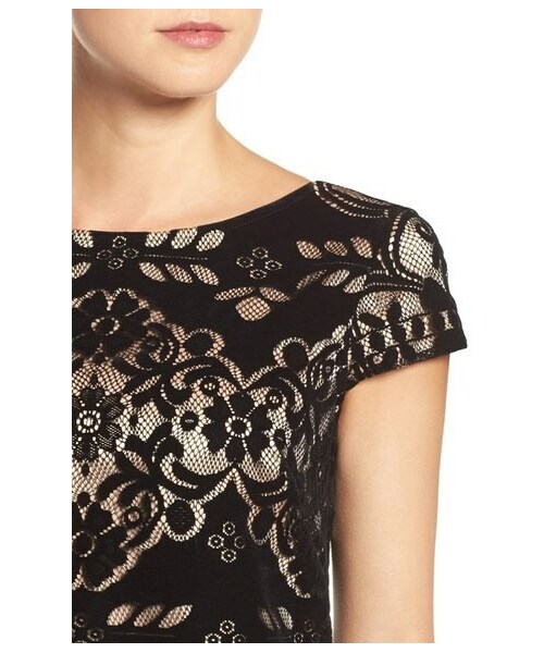 Eliza J(-)の「Eliza J Burnout Velvet Sheath Dress(ワンピース・レディース・Black・Regular 10/Regular 12/Regular 14/Regular 16/Regular 2/Regular 4/Regular 6/Regular 8)」の3枚目の写真