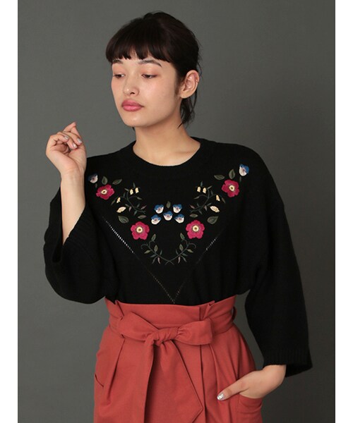 w closet（ダブルクローゼット）の「花柄刺繍入りニットプルオーバー