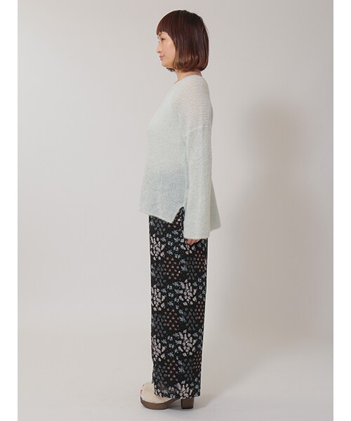 w closet（ダブルクローゼット）の「パッチワーク風小花柄ワイドパンツ（パンツ・レディース・オフホワイト/ブラック・FREE）」の4枚目の写真