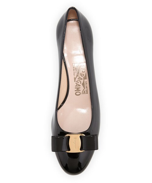 FERRAGAMO（フェラガモ）の「Salvatore Ferragamo Vara 1 Patent Bow Pump, Nero（パンプス・レディース・Black・35.5B/5.5B）」の2枚目の写真