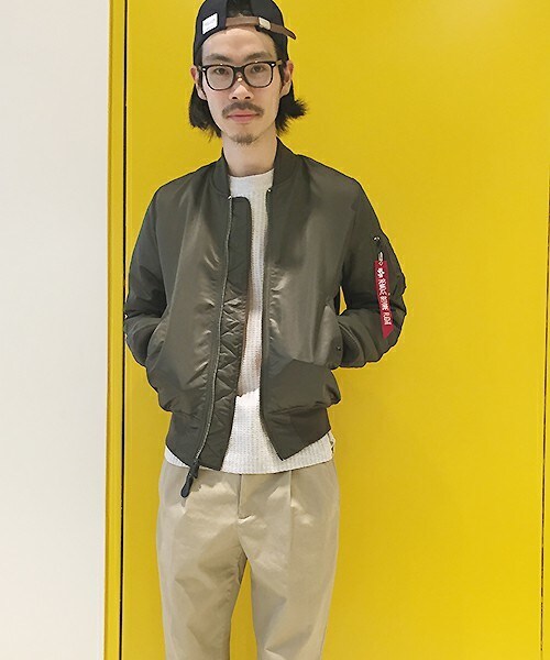 Alpha Industries(アルファインダストリーズ)の「ALPHA INDUSTRIES MA-1 TIGHT(ミリタリージャケット・メンズ・ブラック/カーキ・S/M)」の2枚目の写真