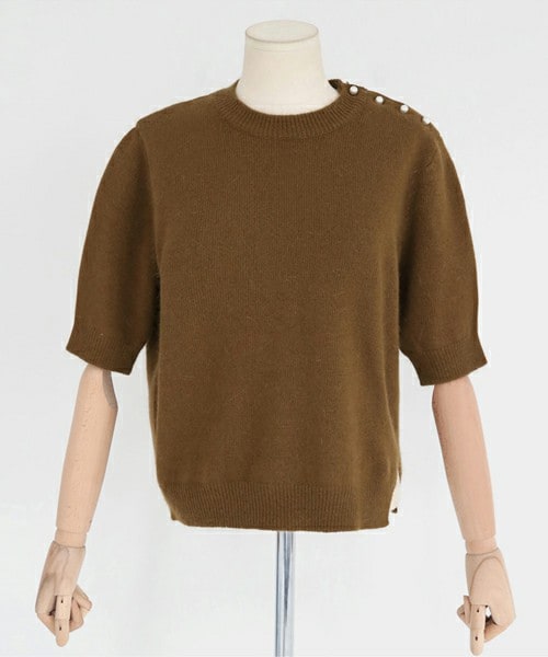 DHOLIC(ディーホリック)の「ショルダーパールボタンニットプルオーバー(ニット/セーター・レディース・カーキブラウン/グレー/クリーム/ディープスカイブルー/ピーチ・FREE)」の1枚目の写真