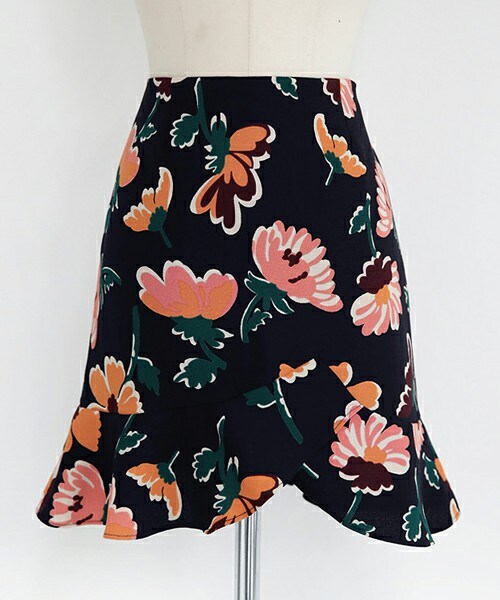 DHOLIC（ディーホリック）の「フラワーパターンフレアヘムミニスカート（スカート・レディース・ブラック/ネイビー・S/M）」の2枚目の写真