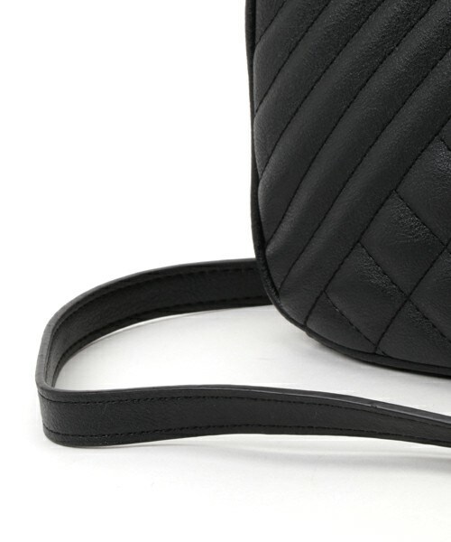 archives（アルシーヴ）の「切替キルティングミニショルダー（ショルダーバッグ・レディース・ブラック/ベージュ/レッド・MEDIUM）」の6枚目の写真