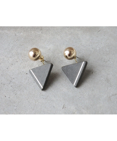 ilocami(イロカミ)の「三角ピアス&イヤリング【チャコール】(ピアス(両耳用)・レディース・チャコール・フリー)」の1枚目の写真