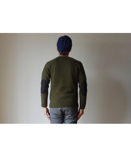 STORES.jp（ストアーズドットジェーピー）の「【ラスト1点！】SOGLIA  LANDNOAH SWEATER KHAKI ソリア ラドナーエルボーパッチ ラグラン クルーセーター カーキ（ニット/セーター・メンズ・その他）」の5枚目の写真