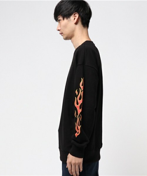 CASPER JOHN AIVER（キャスパージョンアイバー）の「CASPER JOHN AIVER　ファイヤーパターン袖プリントロンT・ブラック（スウェット・メンズ・ブラック×レッド/ブラック×ブルー/ブラック×ホワイト・FREE）」の4枚目の写真