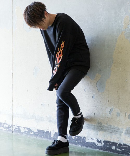 CASPER JOHN AIVER（キャスパージョンアイバー）の「CASPER JOHN AIVER　ファイヤーパターン袖プリントロンT・ブラック（スウェット・メンズ・ブラック×レッド/ブラック×ブルー/ブラック×ホワイト・FREE）」の13枚目の写真