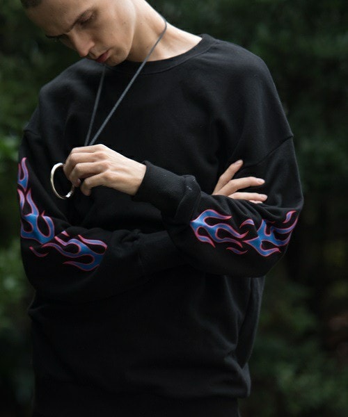 CASPER JOHN AIVER（キャスパージョンアイバー）の「CASPER JOHN AIVER　ファイヤーパターン袖プリントロンT・ブラック（スウェット・メンズ・ブラック×レッド/ブラック×ブルー/ブラック×ホワイト・FREE）」の3枚目の写真