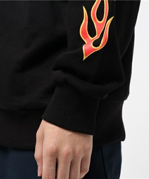 CASPER JOHN AIVER（キャスパージョンアイバー）の「CASPER JOHN AIVER　ファイヤーパターン袖プリントロンT・ブラック（スウェット・メンズ・ブラック×レッド/ブラック×ブルー/ブラック×ホワイト・FREE）」の7枚目の写真