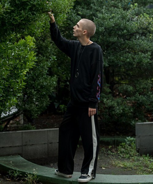 CASPER JOHN AIVER（キャスパージョンアイバー）の「CASPER JOHN AIVER　ファイヤーパターン袖プリントロンT・ブラック（スウェット・メンズ・ブラック×レッド/ブラック×ブルー/ブラック×ホワイト・FREE）」の22枚目の写真