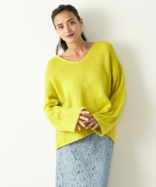 DRWCYS(ドロシーズ)の「モヘア混ルーズVネックニット(ニット/セーター・レディース・イエロー/アイボリー/ネイビー/パープル・M)」の1枚目の写真