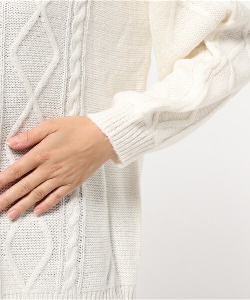 archives（アルシーヴ）の「ケーブルVネックプルオーバー（ニット/セーター・レディース・オフホワイト/ブラウン/ネイビー・MEDIUM）」の8枚目の写真