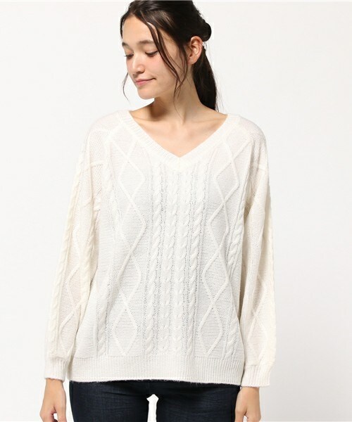 archives（アルシーヴ）の「ケーブルVネックプルオーバー（ニット/セーター・レディース・オフホワイト/ブラウン/ネイビー・MEDIUM）」の4枚目の写真