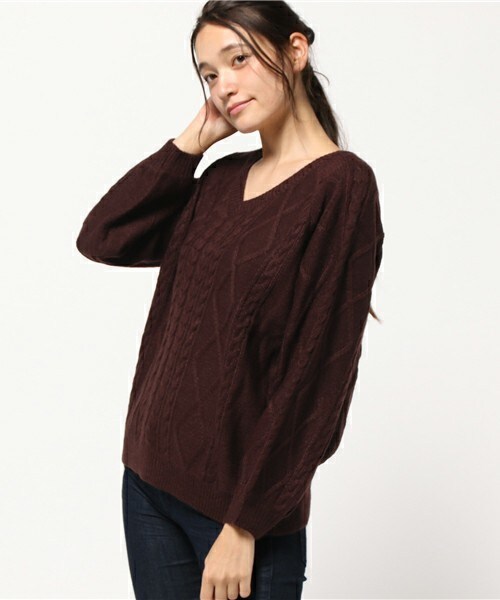 archives（アルシーヴ）の「ケーブルVネックプルオーバー（ニット/セーター・レディース・オフホワイト/ブラウン/ネイビー・MEDIUM）」の2枚目の写真