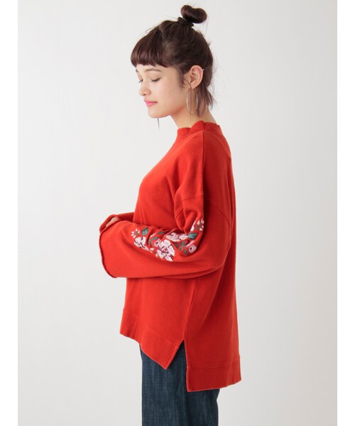 w closet(ダブルクローゼット)の「袖刺繍入り裏毛プルオーバー(トップス・レディース・ラベンダー/レッド/ブラック・FREE)」の5枚目の写真