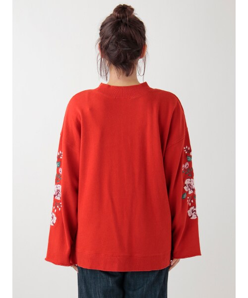 w closet(ダブルクローゼット)の「袖刺繍入り裏毛プルオーバー(トップス・レディース・ラベンダー/レッド/ブラック・FREE)」の6枚目の写真
