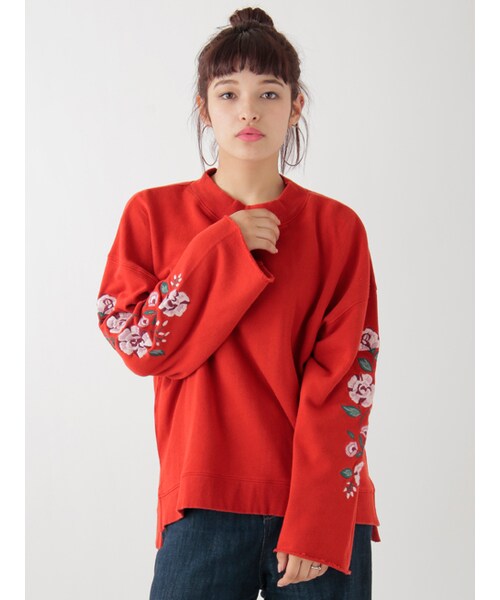 w closet(ダブルクローゼット)の「袖刺繍入り裏毛プルオーバー(トップス・レディース・ラベンダー/レッド/ブラック・FREE)」の4枚目の写真