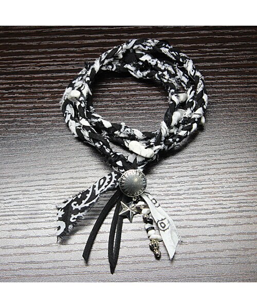 CHOUCHOU（チュチュ）の「黒バンダナ ネックレス＆ブレスレット 2Waytype（ブレスレット・レディース・ブラック/ホワイト・Free）」の2枚目の写真