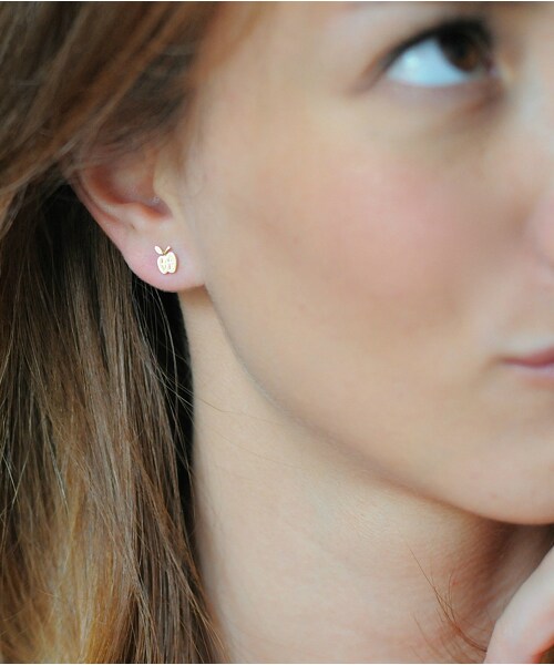 les desseins de DIEU（レデッサンドゥデュー）の「レ デッサン ドゥ デュー 657 ラヴ アップル スタッド ピアス（ピアス（両耳用）・レディース・ゴールド・Free）」の2枚目の写真