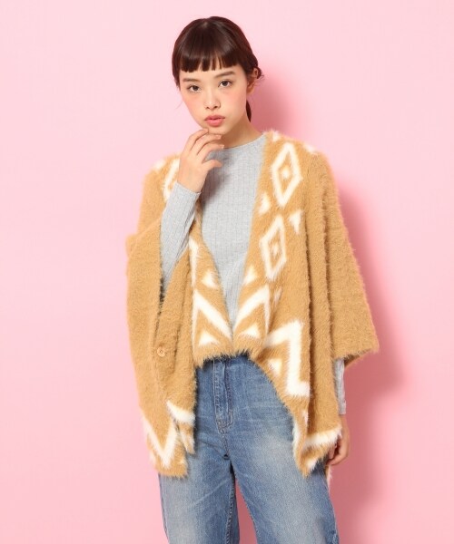 LOWRYS FARM(ローリーズファーム)の「フェザーヤーンJQDポンチョ(トップス・オフ/ブラック/ベージュ)」の3枚目の写真