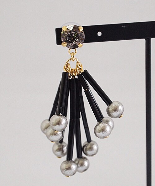 PAULOWNIA(ポロウニア)の「スワロフリンジ(ピアス(両耳用)・レディース・レッド/ゴールド/ブラック・Free)」の3枚目の写真