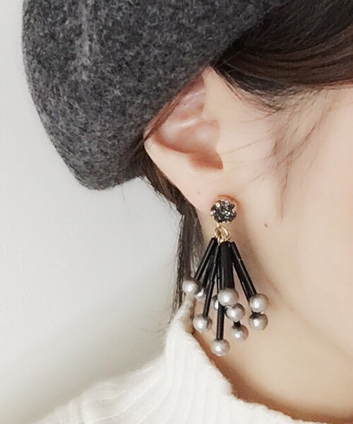 PAULOWNIA(ポロウニア)の「スワロフリンジ(ピアス(両耳用)・レディース・レッド/ゴールド/ブラック・Free)」の4枚目の写真