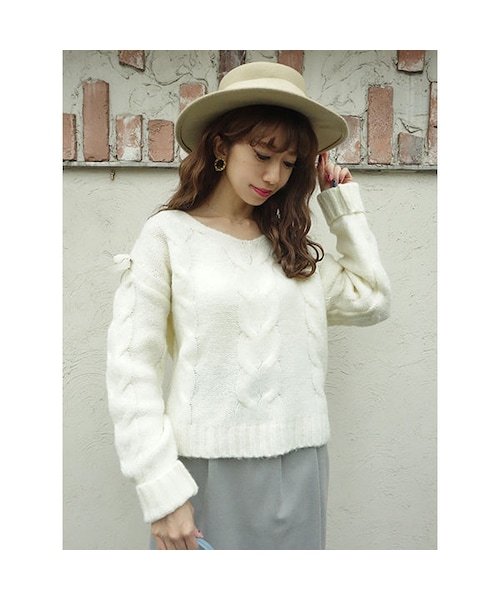 an another angelus（アンアナザーアンジェラス）の「袖リボンVネックケーブルニットプルオーバー/an another angelus（ニット/セーター・レディース・その他）」の3枚目の写真