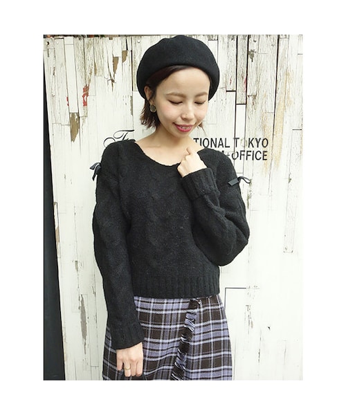 an another angelus（アンアナザーアンジェラス）の「袖リボンVネックケーブルニットプルオーバー/an another angelus（ニット/セーター・レディース・その他）」の2枚目の写真