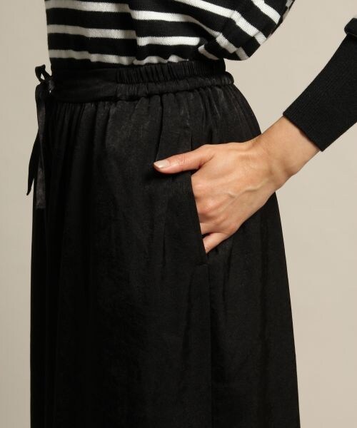 BLISS POINT（ブリスポイント）の「クラッシュサテンGスカンツ（パンツ・ナチュラル/ブラック/ライトベージュ/レオパード）」の13枚目の写真