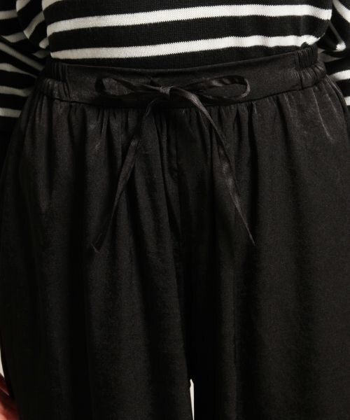 BLISS POINT（ブリスポイント）の「クラッシュサテンGスカンツ（パンツ・ナチュラル/ブラック/ライトベージュ/レオパード）」の12枚目の写真