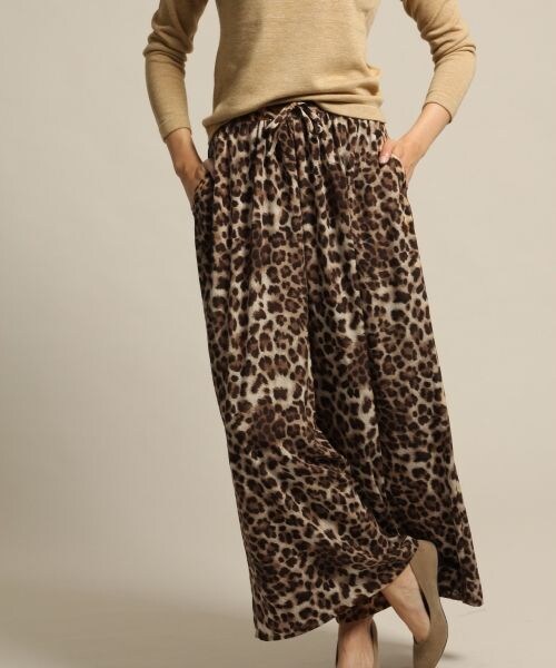 BLISS POINT（ブリスポイント）の「クラッシュサテンGスカンツ（パンツ・ナチュラル/ブラック/ライトベージュ/レオパード）」の3枚目の写真